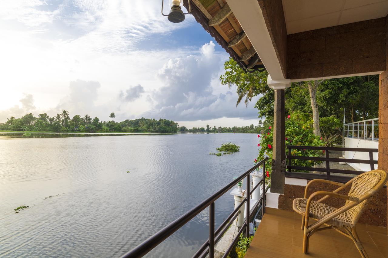 Warmth Lake Haven Alappuzha Buitenkant foto