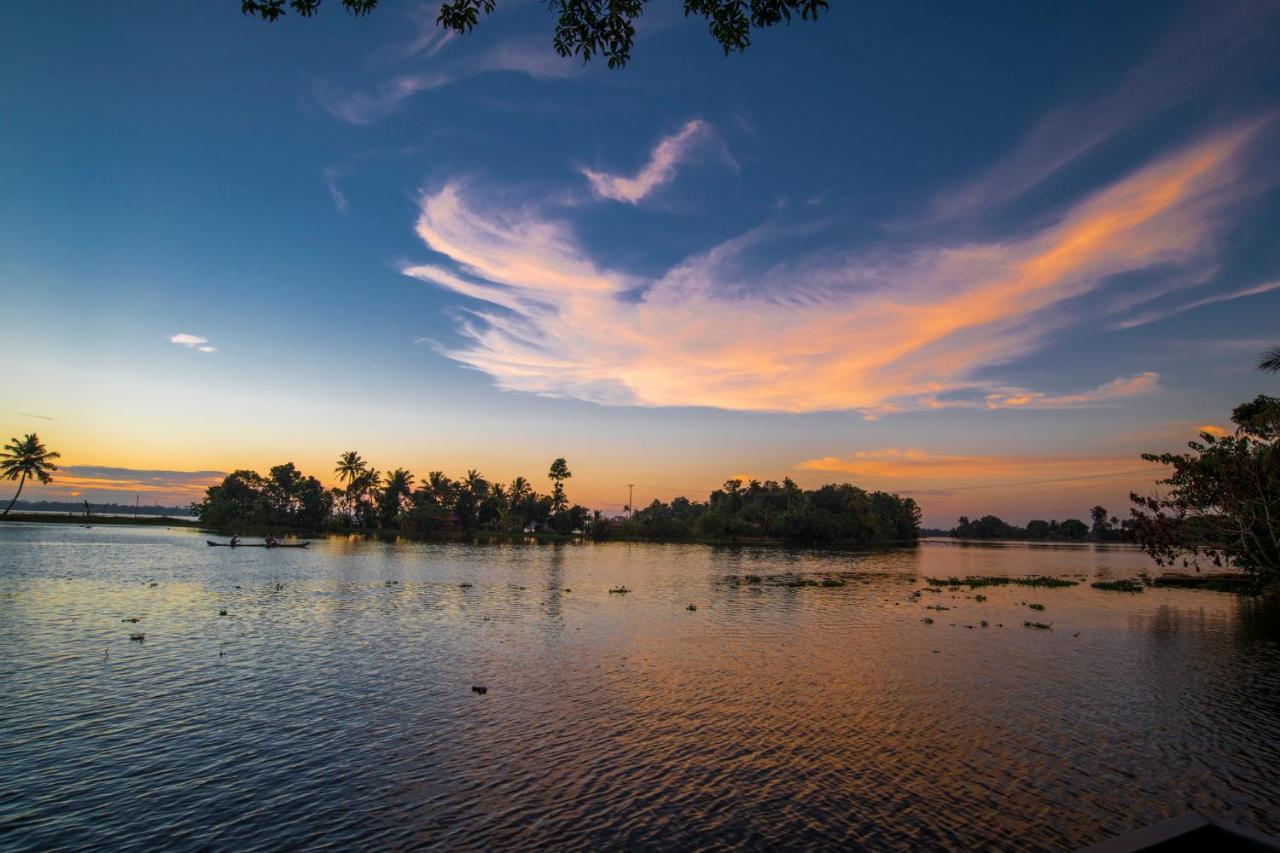 Warmth Lake Haven Alappuzha Buitenkant foto